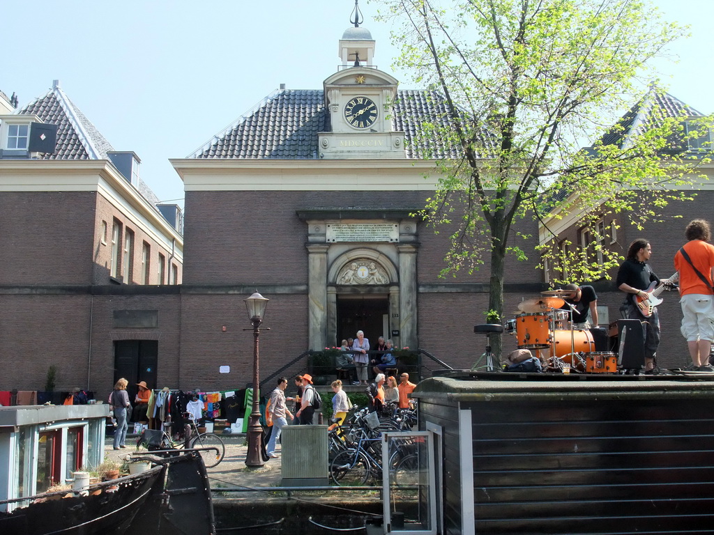 Houses and musicians on top of a boat at the Prinsengracht canal