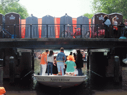 Tour boat at the Prinsengracht canal, with the bridge at the crossing of the Prinsenstraat street