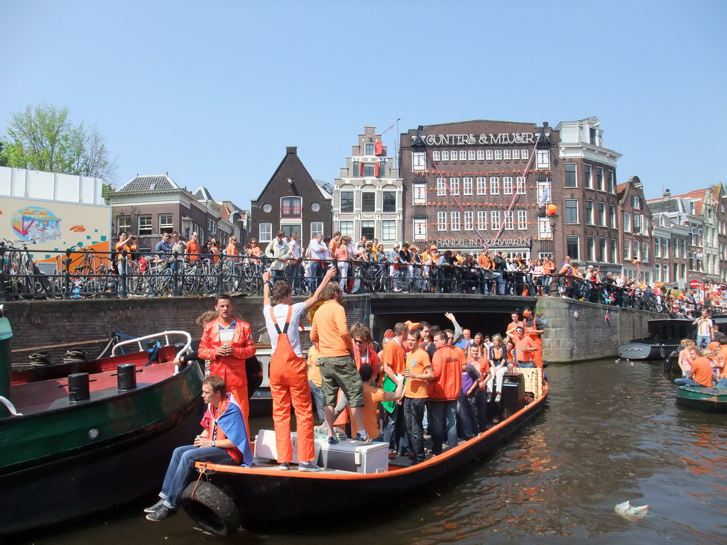 Tour boats at the Prinsengracht canal, with the bridge at the crossing of the Egelantiersgracht canal