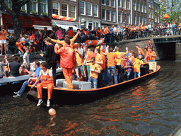 Tour boats at the Prinsengracht canal, with the bridge at the crossing of the Leliegracht canal