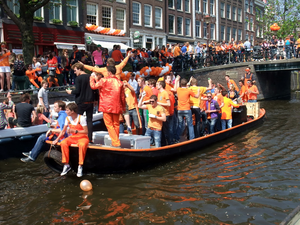 Tour boats at the Prinsengracht canal, with the bridge at the crossing of the Leliegracht canal