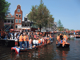 Tour boats at the Prinsengracht canal, with the bridge at the crossing of the Leliegracht canal