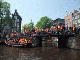 Houses and boat at the crossing of the Prinsengracht canal and the Bloemgracht canal