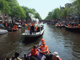 Jola, David and others on the tour boat at the Prinsengracht canal, with the bridge at the crossing of the Reestraat street