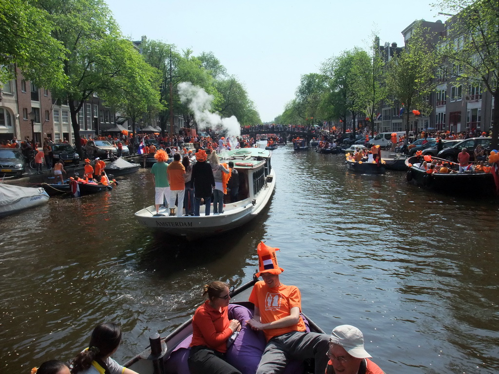Jola, David and others on the tour boat at the Prinsengracht canal, with the bridge at the crossing of the Reestraat street
