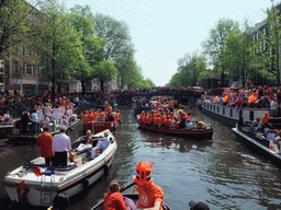 Jola, David and others on the tour boat at the Prinsengracht canal, with the bridge at the crossing of the Berenstraat street