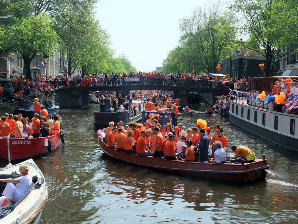 Tour boats at the Prinsengracht canal, with the bridge at the crossing of the Berenstraat street