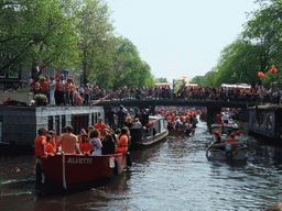 Tour boats at the Prinsengracht canal, with the bridge at the crossing of the Runstraat street