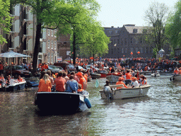 Tour boats at the Prinsengracht canal, with the bridge at the crossing of the Leidsegracht canal