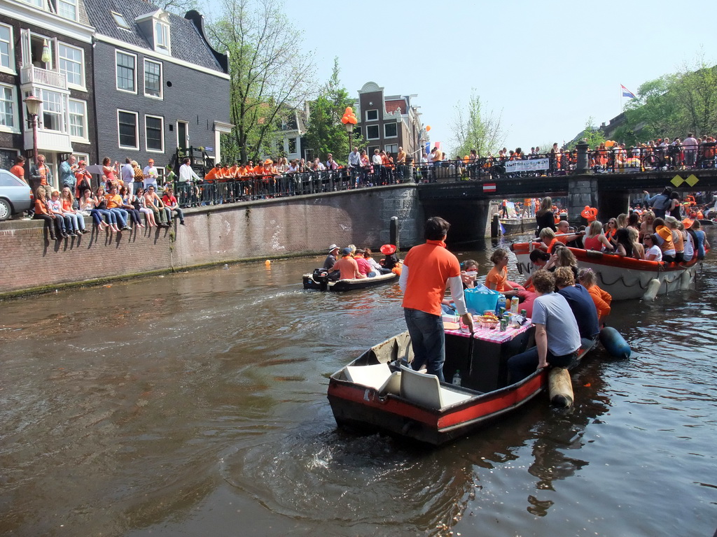 Tour boats at the Prinsengracht canal, with the bridge at the crossing of the Leidsegracht canal