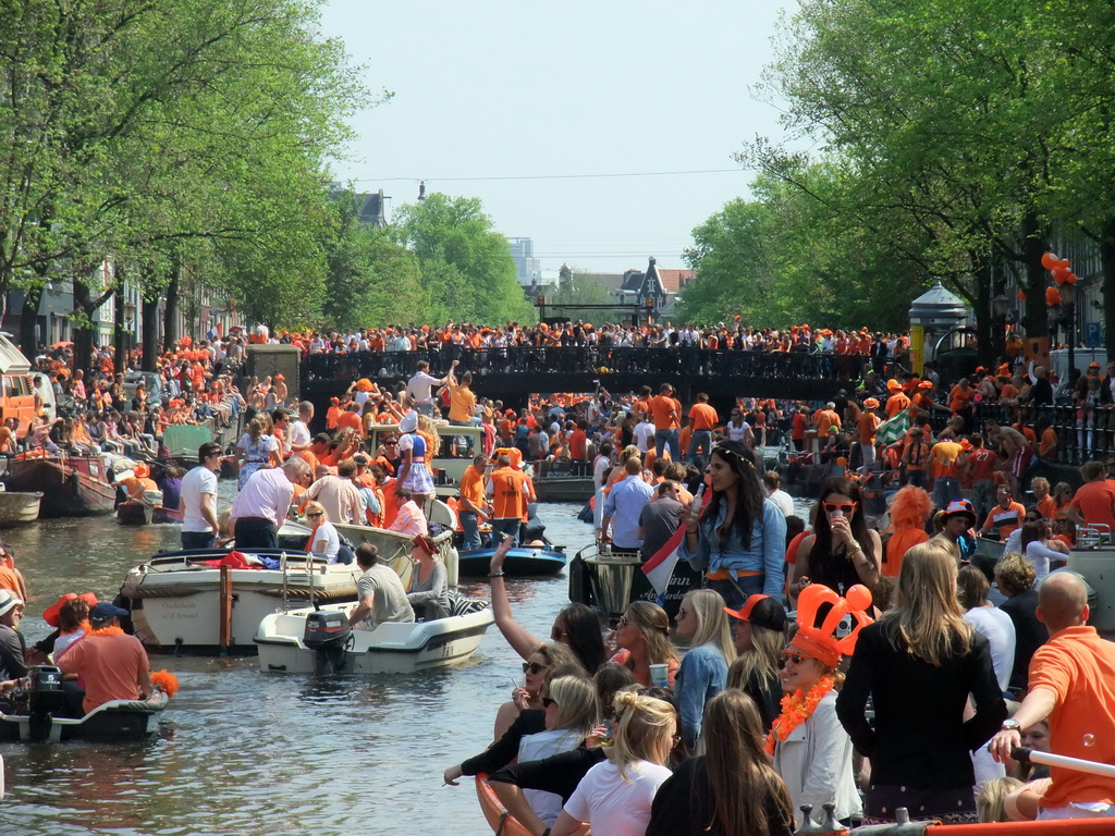 Tour boats at the Prinsengracht canal, with the bridge at the crossing of the Leidsestraat street