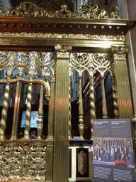 Explanation on the choir screen with a photo of the coronation of King Willem-Alexander, at the Nieuwe Kerk church