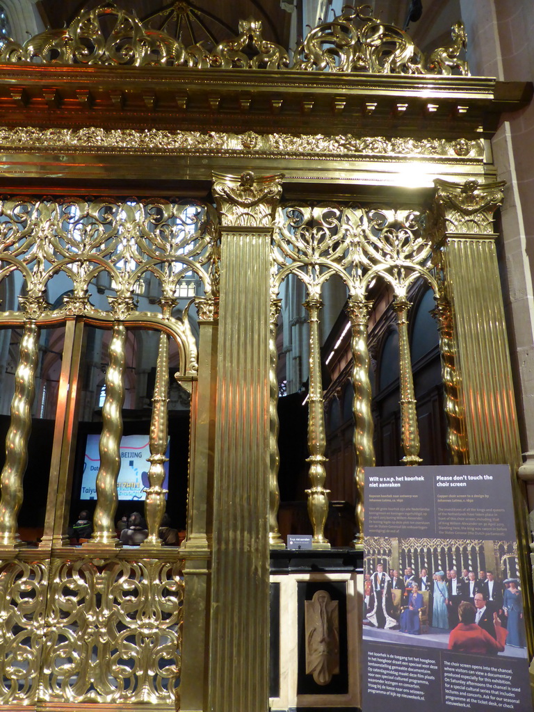 Explanation on the choir screen with a photo of the coronation of King Willem-Alexander, at the Nieuwe Kerk church