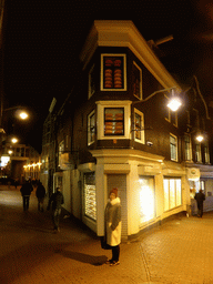 Miaomiao in front of the Amsterdams Kaashuis Henri Willig at the Haringpakkerssteeg street, by night