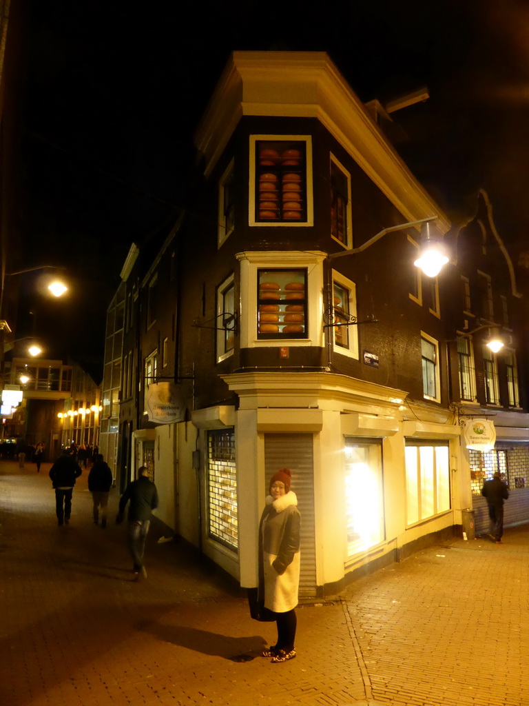 Miaomiao in front of the Amsterdams Kaashuis Henri Willig at the Haringpakkerssteeg street, by night