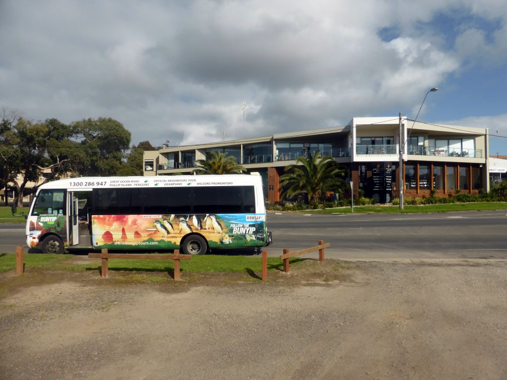 Our tour bus at the parking place next to the Great Ocean Road, in front of the Great Ocean Road Resort