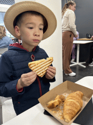 Max having lunch at the Departure Hall of Antwerp International Airport