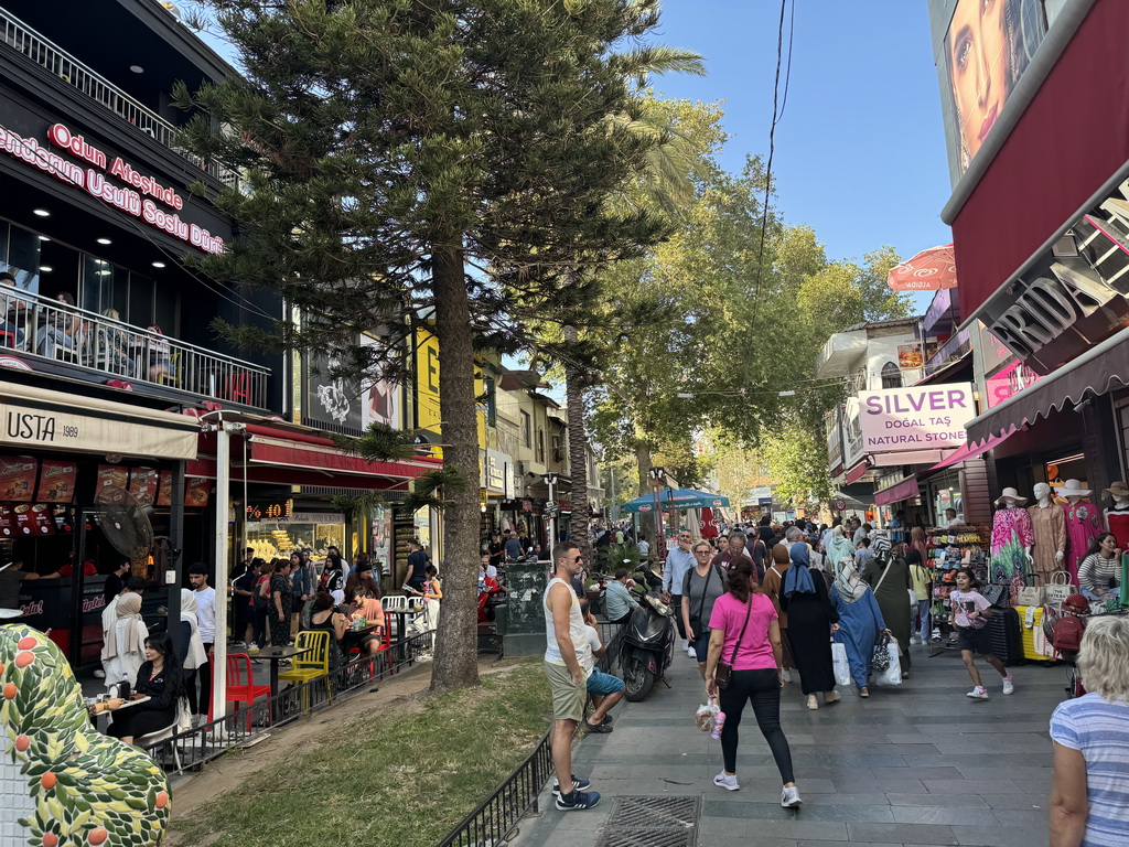 Shops at the 406. Sokak alley