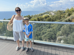 Miaomiao and Max at the path at the top of the elevator from the Atatürk Kültür Park to the Beach Park, with a view on the Beach Park, the Bey Mountains and the Gulf of Antalya