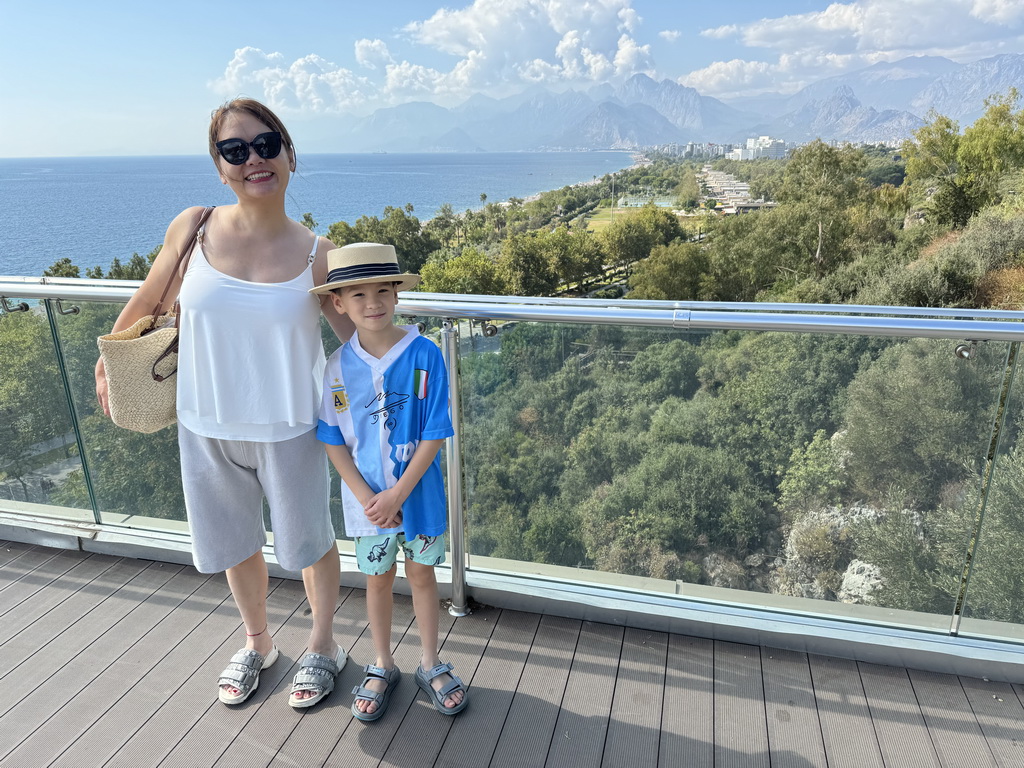 Miaomiao and Max at the path at the top of the elevator from the Atatürk Kültür Park to the Beach Park, with a view on the Beach Park, the Bey Mountains and the Gulf of Antalya