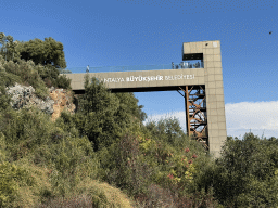 Elevator from the Beach Park to the Atatürk Kültür Park, viewed from the staircase