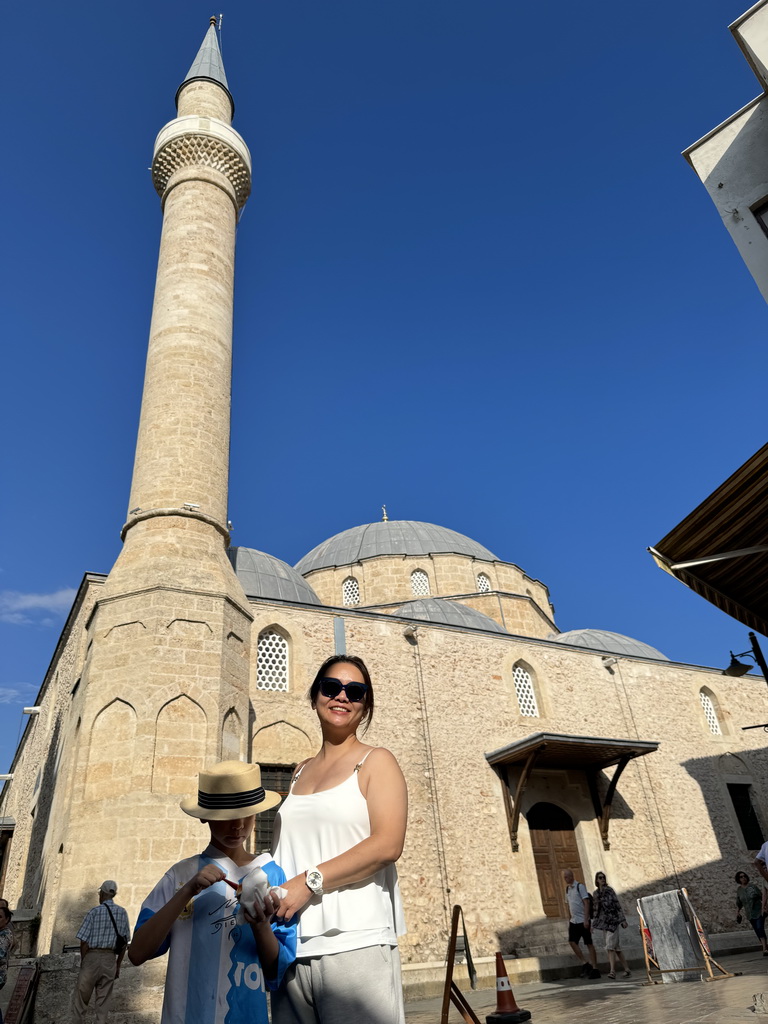 Miaomiao and Max at the Uzun Çarsi Sokak alley, with a view on the southwest side and minaret of the Tekeli Mehmet Pasa Mosque