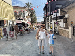 Miaomiao and Max at the Uzun Çarsi Sokak alley