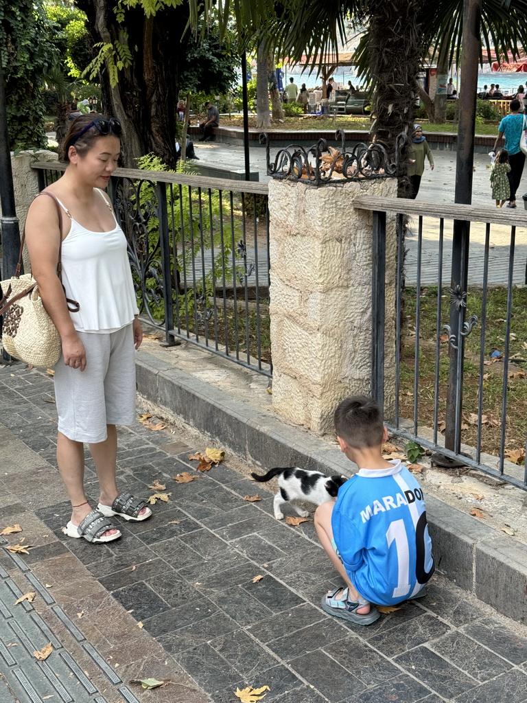 Miaomiao and Max with a cat at the Kecili Park