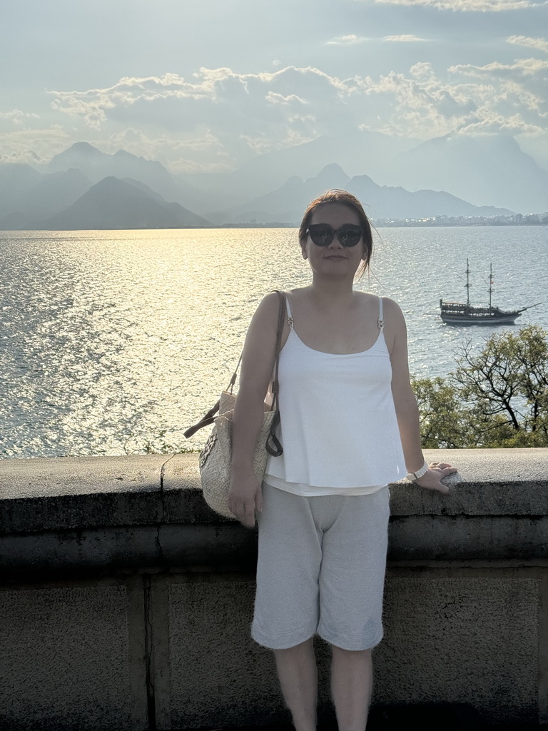 Miaomiao at the viewing platform at the Karaaalioglu Park, with a view on a boat in the Gulf of Antalya and the Bey Mountains