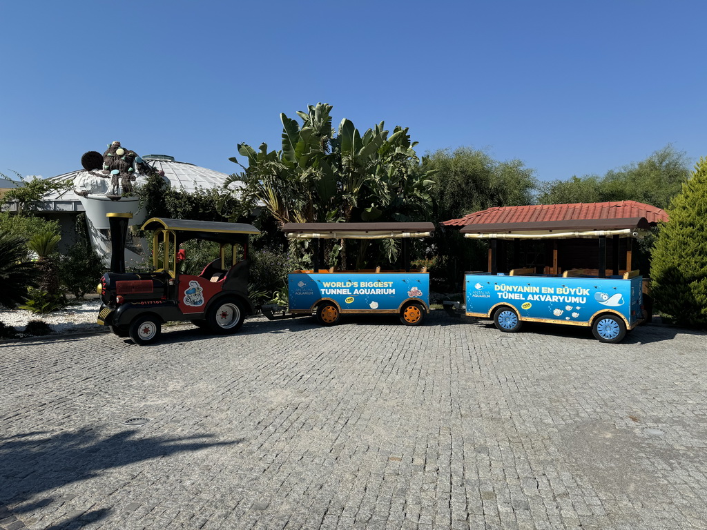 Tourist train in front of the Antalya Aquarium