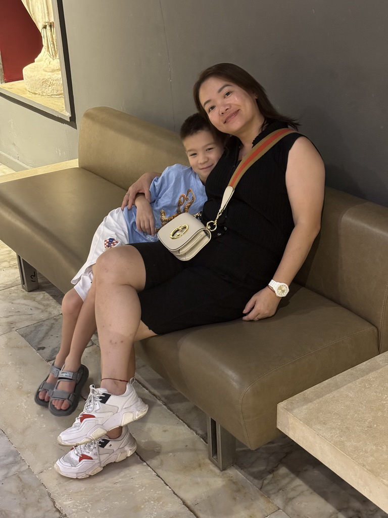 Miaomiao and Max on a bench at the ground floor of the Antalya Archeology Museum