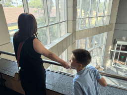 Miaomiao and Max at the upper floor of the Antalya Archeology Museum, with a view on the ground floor