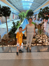 Miaomiao and Max in front of a pond with fountains at the ground floor of the Mall of Antalya