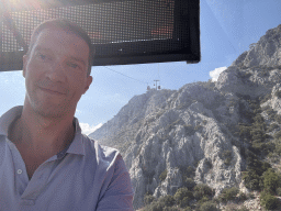 Tim at the Tünektepe Teleferik Tesisleri cable car, with a view on the Tünek Tepe hill