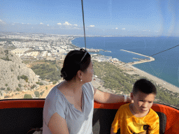 Miaomiao and Max at the Tünektepe Teleferik Tesisleri cable car, with a view on the west side of the city, the city center, the Gulf of Antalya and the Setur Antalya Marina