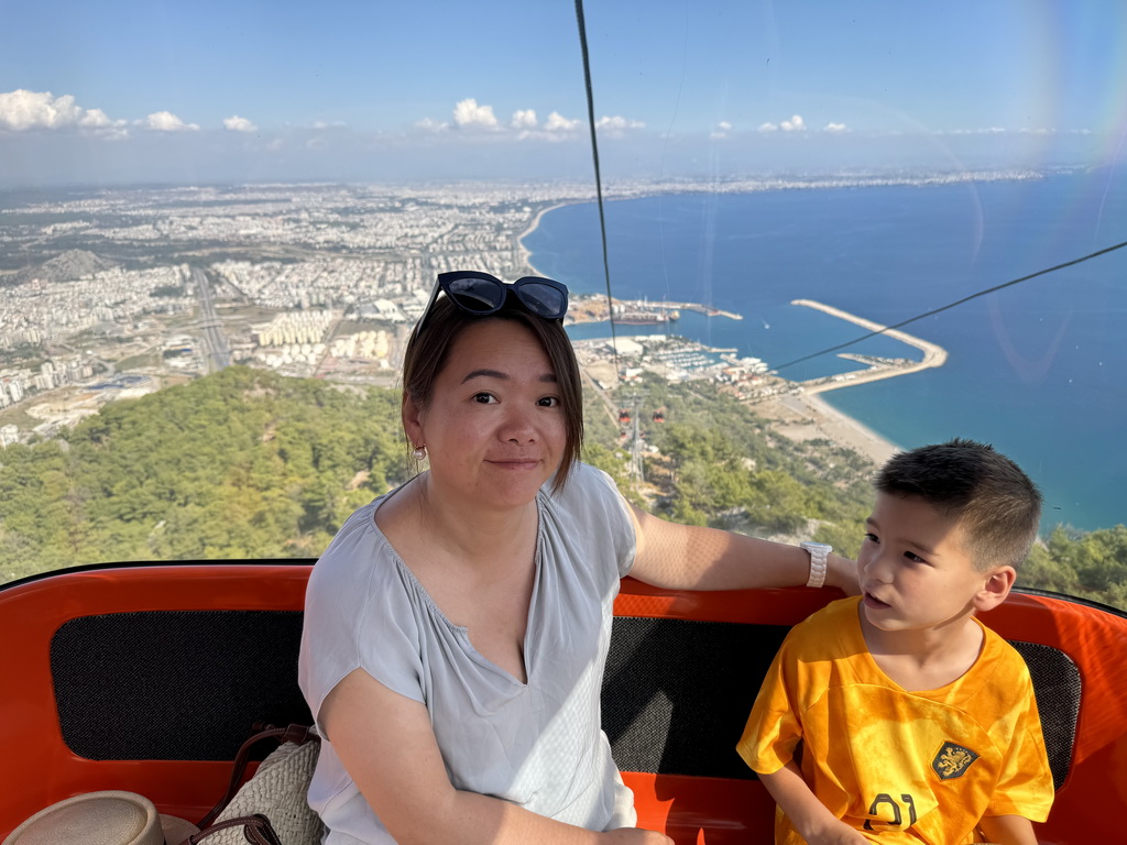 Miaomiao and Max at the Tünektepe Teleferik Tesisleri cable car, with a view on the west side of the city, the city center, the Gulf of Antalya and the Setur Antalya Marina