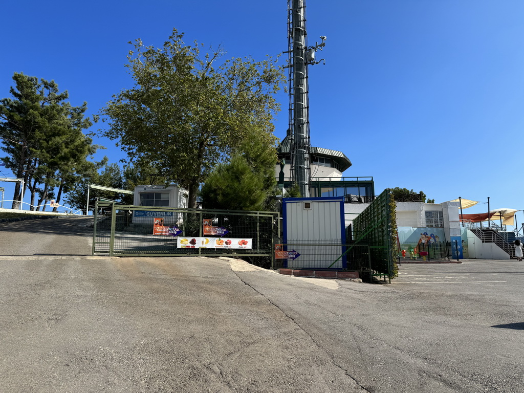 The Tünektepe Teleferik Tesisleri upper station at the Tünek Tepe hill