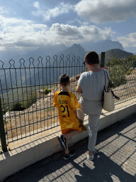 Miaomiao and Max at the Tünektepe Teleferik Tesisleri upper station at the Tünek Tepe hill, with a view on the hills on the southwest side