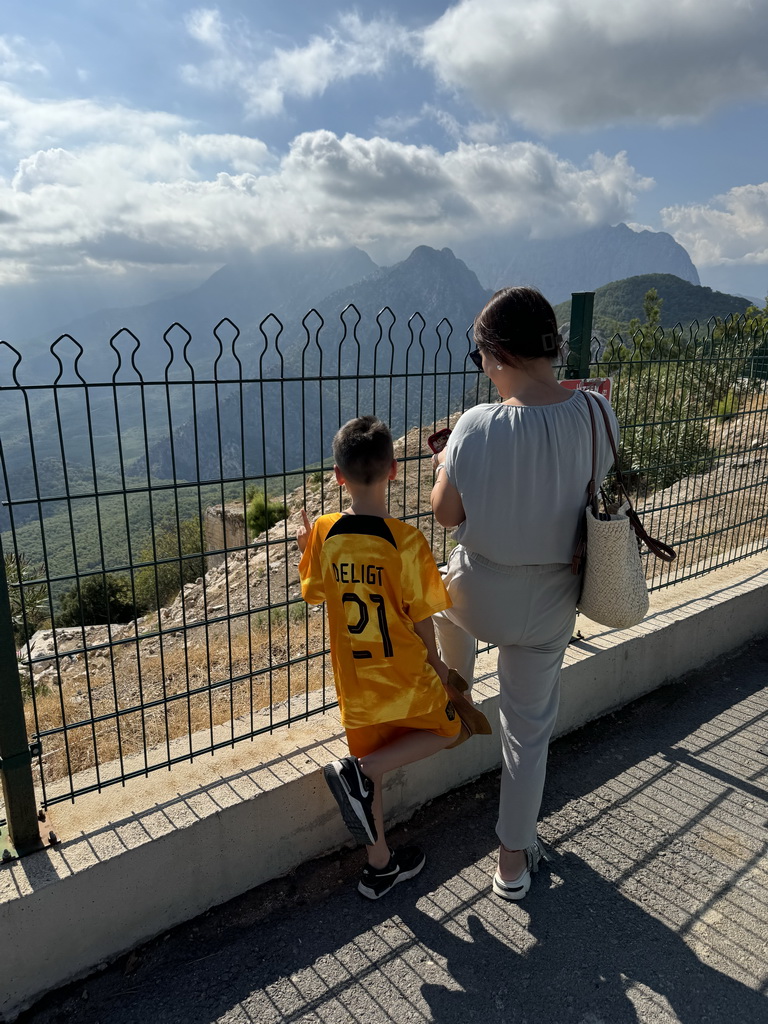 Miaomiao and Max at the Tünektepe Teleferik Tesisleri upper station at the Tünek Tepe hill, with a view on the hills on the southwest side