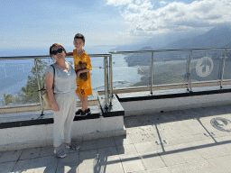 Miaomiao and Max at the Tünektepe Teleferik Tesisleri upper station at the Tünek Tepe hill, with a view on the Gulf of Antalya, the Balikçi Barinagi fishing shelter and the hills on the southwest side