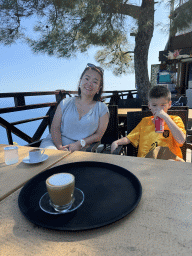 Miaomiao and Max at the terrace of the bar at the Tünektepe Teleferik Tesisleri upper station at the Tünek Tepe hill