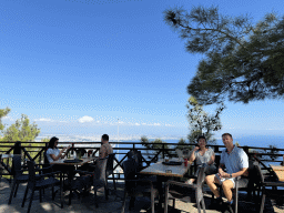 Tim and Miaomiao at the terrace of the bar at the Tünektepe Teleferik Tesisleri upper station at the Tünek Tepe hill, with a view on the west side of the city, the city center and the Gulf of Antalya