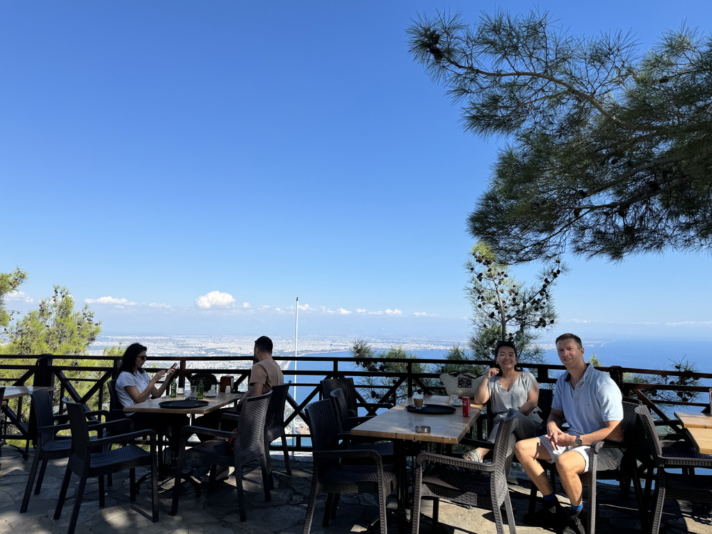Tim and Miaomiao at the terrace of the bar at the Tünektepe Teleferik Tesisleri upper station at the Tünek Tepe hill, with a view on the west side of the city, the city center and the Gulf of Antalya