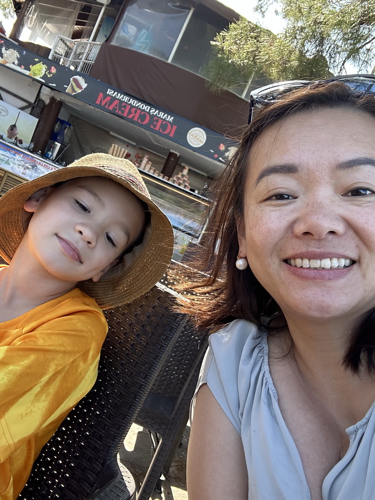 Miaomiao and Max at the terrace of the bar at the Tünektepe Teleferik Tesisleri upper station at the Tünek Tepe hill