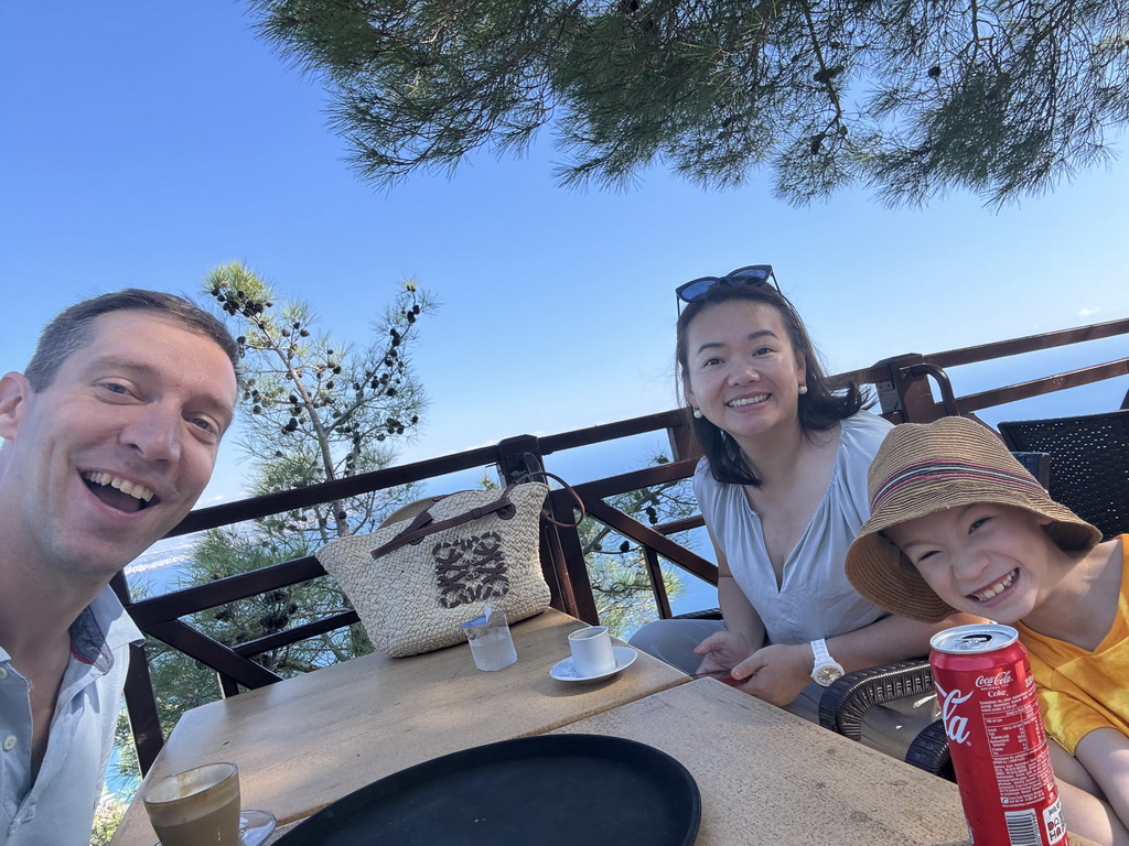 Tim, Miaomiao and Max at the terrace of the bar at the Tünektepe Teleferik Tesisleri upper station at the Tünek Tepe hill