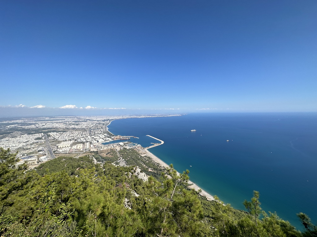 The west side of the city, the city center, the Gulf of Antalya and the Setur Antalya Marina, viewed from the Tünektepe Teleferik Tesisleri upper station at the Tünek Tepe hill