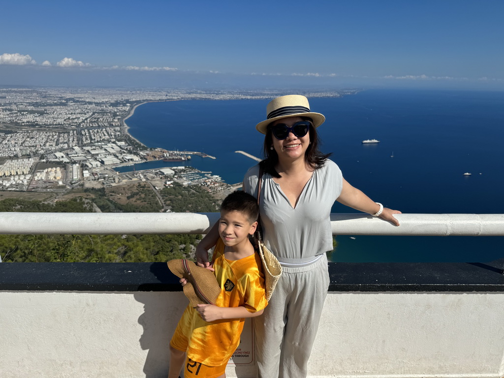 Miaomiao and Max at the Tünektepe Teleferik Tesisleri upper station at the Tünek Tepe hill, with a view on the west side of the city, the city center, the Gulf of Antalya and the Setur Antalya Marina