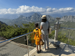 Miaomiao and Max at the Tünektepe Teleferik Tesisleri upper station at the Tünek Tepe hill, with a view on the hills on the northwest side