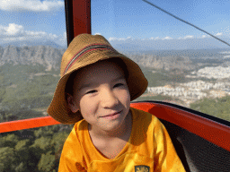 Max at the Tünektepe Teleferik Tesisleri cable car, with a view on the west side of the city and the hills on the north side of the Tünek Tepe hill