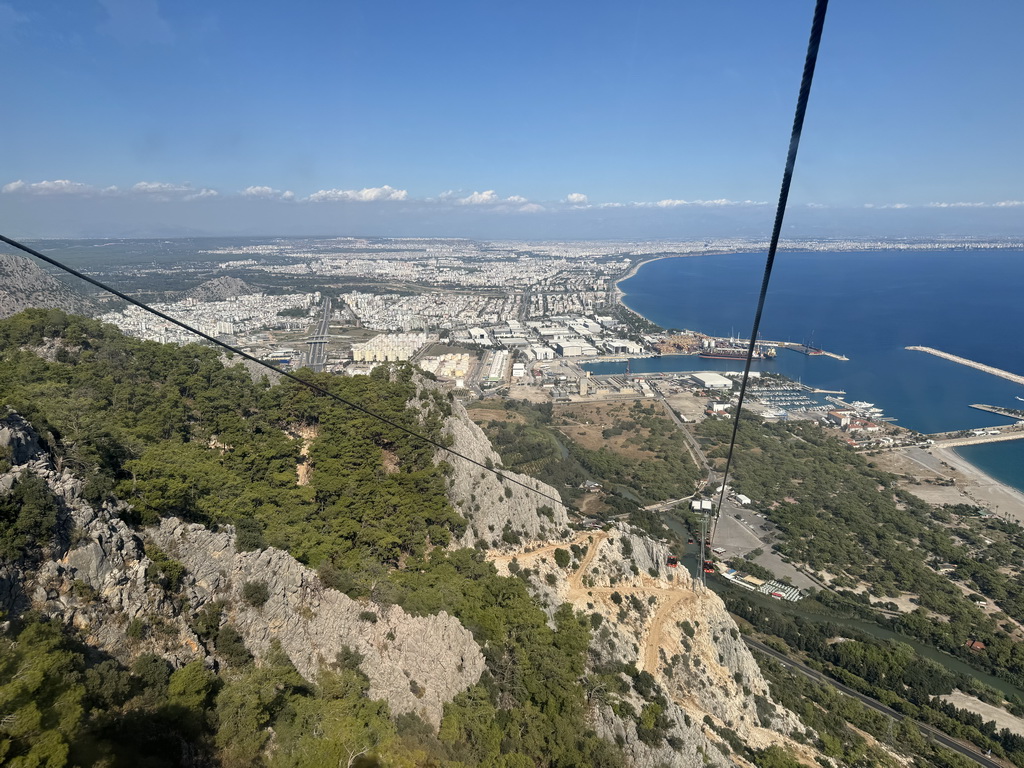 The west side of the city, the city center, the Gulf of Antalya and the Setur Antalya Marina, viewed from the Tünektepe Teleferik Tesisleri cable car